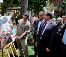 بالصورمعرض فني للرسم نظمه الصليب الأحمر بغزة عن احترام المهام الطبية  ‫(220537794)‬ ‫‬