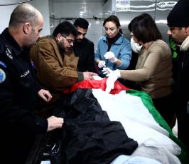  الشهيدة أشرقت قطناني (16عاما) من نابلس يتسلمون جثمانها ‫(1)‬