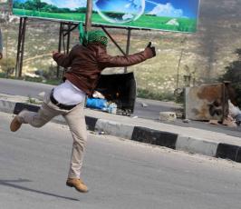 خاص فلسطين اليوم..مواجهات واعتقالات على حاجز حوارة بنابلس تضامناً مع الاسرى