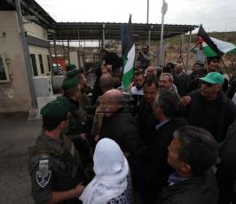 نشطاء فلسطينيون يعودون إلى باب الكرامة شمال غرب القدس المحتلة