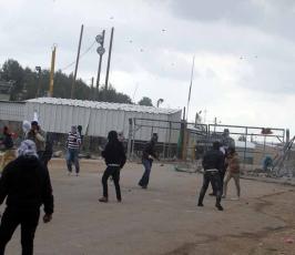 خاص فلسطين اليوم...مواجهات وإصابات أمام سجن "عوفر" غربي رام الله