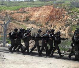 خاص فلسطين اليوم..إصابة المئات بالرصاص والإختناق أمام سجن "عوفر" قرب رام الله