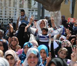 مسيرة نسائية أمام مقر الصليب  ‫(30335376)‬ ‫‬