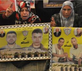 بالصور:عدسة "فلسطين اليوم" تنضم لاعتصام أهالي الأسرى أمام مقر الصليب