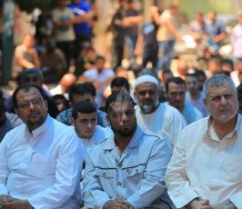  صلاة الجمعة أمام مقر الصليب الأحمر ‫(34669065)‬ ‫‬