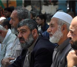 بالصور:واعد تقيم صلاة الجمعة أمام مقر الصليب الاحمر دعما لإضراب الاسرى الإداريين