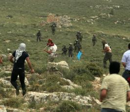 خاص فلسطين اليوم..مستوطنون يهاجمون مسيرة سلمية في دير جرير شرقي رام الله