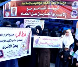العمل النسائى ينظم وقفة تضامنية اسناداً للاسرى المضربين عن الطعام امام الصليب الاحمر بغزة