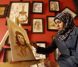 الفنانة الفلسطينية "سلوى السباخي" ترسم بالقهوة