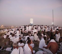 حجاج على جبل عرفات بعد الفخر لأداء ركن الحج الأعظم ليلاً ‫(29745548)‬ ‫‬