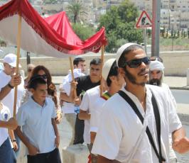صور الاحتلال يهوّد منطقة البراق بـالتعميد التوراتي