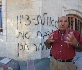 مستوطنون يحرقون 3 سيارات فلسطينية ويكنبون شعارات على جدار المسجد في قرية برقة شرق مدينة رام الله‏