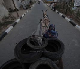 جهاد ابو محسن 50 عام. تقوم بجمع اطارات السيارات  ‫(42074630)‬ ‫‬.jpeg