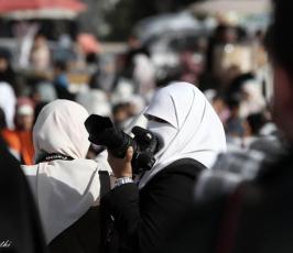 صحفيات يزاحمن الصحفيين في التصوير بغزة