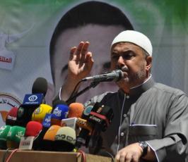 بالصور:واعد تقيم صلاة الجمعة أمام مقر الصليب الاحمر دعما لإضراب الاسرى الإداريين