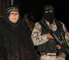 بالصور.. خنساء فلسطين"أم إبراهيم الدحدوح "تتفقد المرابطين على الثغور
