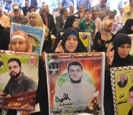 بالصور:إضراب الأسرى الإداريين يخيم على الاعتصام الأسبوعي لأهالي الأسرى بالصليب