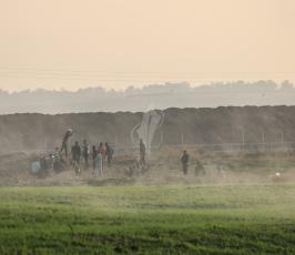 مواجهات بين الشبان الفلسطينيين وجيش الاحتلال على الحدود الشرقية لمخيم جباليا ‫(42598923)‬ ‫‬