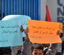 بالصور:وقفة لأطفال غزة أمام مقر الانروا بغزة احتجاجاً على تقليص المساعدات