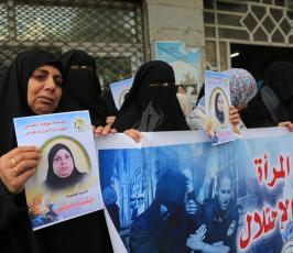 مؤسسة مهجة القدس ودائرة العمل النسائي تنظمان وقفة تضامنية مع الاسيرات في اليوم العالمي للعنف ضد المرأة ‫(38142471)‬ ‫‬