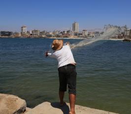 صياد فلسطيني يبحث عن رزقه في بحر غزة في شهر رمضان المبارك ‫(30438802)‬ ‫‬