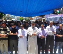 الجهاد تؤدي صلاة الجمعة امام الصليب الاحمر تضامنا مع الاسرى