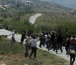 خاص فلسطين اليوم..مواجهات عنيفة بين شبان فلسطينيين وقوات الاحتلال على مدخل سلواد شرقي رام الله