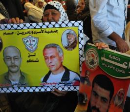 أهالي الأسرى يواصلون اعتصامهم الأسبوعي في مقر الصليب الأحمر بغزة