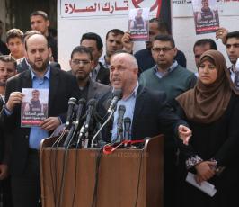 صحفيون يحتجون على استهداف زملائهم أمام ثلاجة الموتى بمجمع الشفاء ‫(42271246)‬ ‫‬.JPG