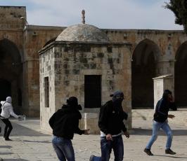 -بالصور - قوات الاحتلال تقتحم المسجد الأقصى المبارك، من جهة باب المغاربة، عقب صلاة الجمعة.