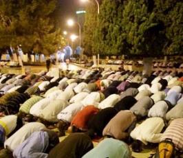 آلاف المقدسيين يحرصون على اداء التراويح في الاقصى
