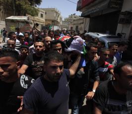 مئات المواطنين يشيعون جثمان الشهيد احمد الصبارين في مخيم الجلزون