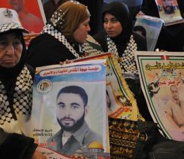 اعتصام أهالى الاسرى فى مقر الصليب بغزة