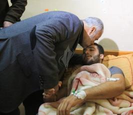 بالصور:قادة من حركة الجهاد الإسلامي يعودون جرحى "جمعة الغضب"