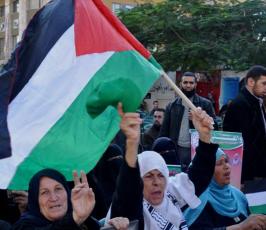 أهالي الأسرى يواصلون الاعتصام في الصليب الأحمر