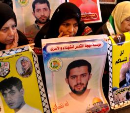 الاعتصام الاسبوعى لاهالى الاسرى بالصليب الاحمر بغزة
