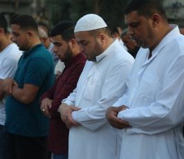 الجهاد الإسلامي يصلي العيد أمام منزل الشهيد الإعداد كامل الإعداد بغزة ‫(37945864)‬ ‫‬