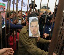 أهالي الأسرى الفلسطينيين ينظمون وقفة تطالب بإطلاق سراح انبائهم من مكان أسر شاؤول ارون شرق غزة ‫(42598917)‬ ‫‬
