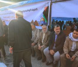 المئات من الفلسطينين يؤمون خيمة العزاء التي أقيمت في ساحة الجندي وسط غزة تضامنا مع الشعب المصري ‫(38339079)‬ ‫‬