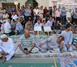 اهالى الشهداء امام مؤسسة الجريح ‫(1)‬