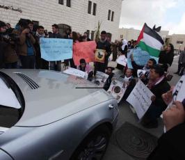 طلاب بيرزيت يطردون القنصل البريطاني إحتجاجا على السياسية البريطانية تجاه القضية