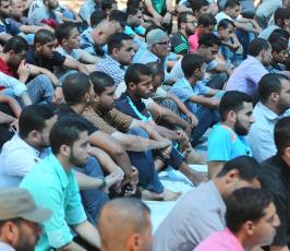 مئات المواطنين يصلون قبالة الصليب الاحمر دعما للاسرى ‫(29732749)‬ ‫‬