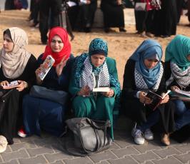 سلسلة بشرية للقراءة في غزة دعمًا لـانتفاضة القدس ‫(1)‬ ‫‬