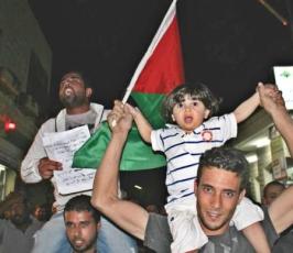 مسيرة ليلية حاشدة ابتهاجا بنقل الاسير المقدسي عيسى من العزل الانفرادي