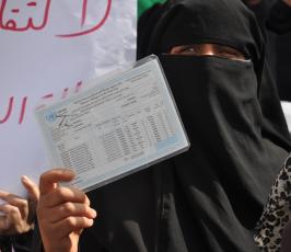 بالصور:اعتصام امام مقر الانروا احتجاجاً على قطع المساعدات