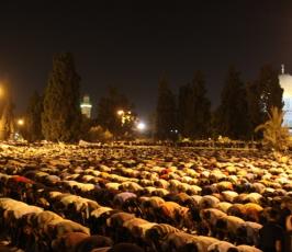 نحو 300 الف فلسطيني يحيون ليلة القدر في رحاب المسجد الاقصى المبارك