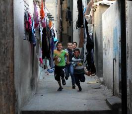 لاجئون فلسطينيون يعيشون في مخيم الشاطئ غرب مدينة غزة