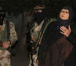 بالصور.. خنساء فلسطين"أم إبراهيم الدحدوح "تتفقد المرابطين على الثغور