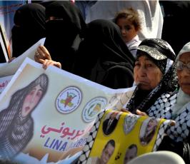 بالصور:أهالي الأسرى يواصلون اعتصامهم الأسبوع قبالة الصليب الأحمر