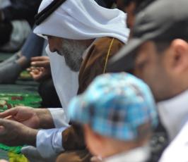 بالصور:واعد تقيم صلاة الجمعة أمام مقر الصليب الاحمر دعما لإضراب الاسرى الإداريين
